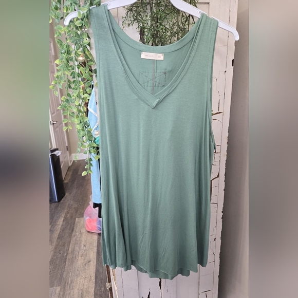 Large Flowy Sleeveless Soft Green Boutique Women's Tank Top With V Neck - Picture 1 of 1